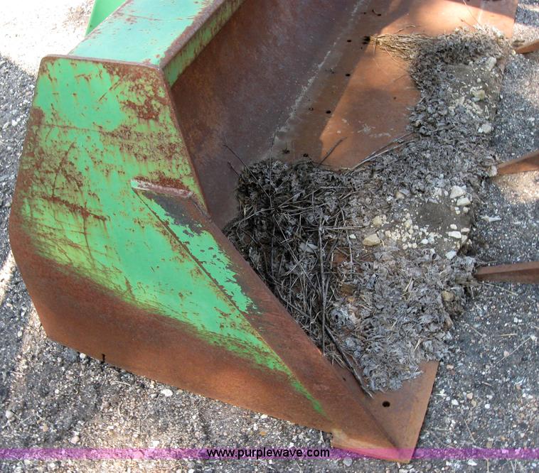 image for item 2635 John Deere 8' bucket with grapple