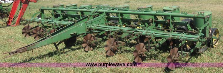 image for item 2657 John Deere 1280 eight row planter