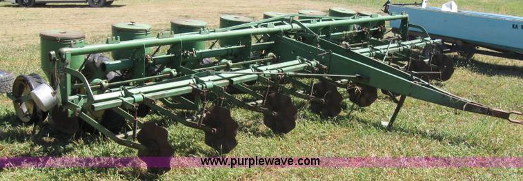 image for item 2657 John Deere 1280 eight row planter
