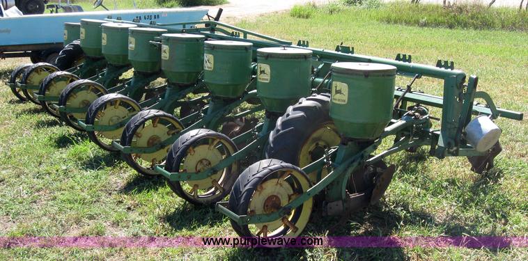 image for item 2657 John Deere 1280 eight row planter