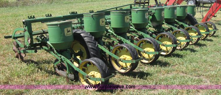 image for item 2657 John Deere 1280 eight row planter