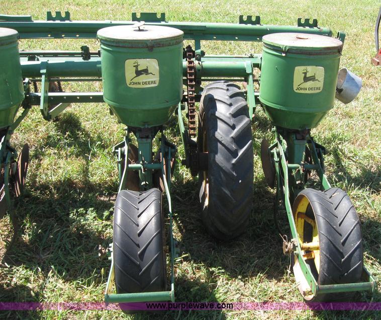 image for item 2657 John Deere 1280 eight row planter