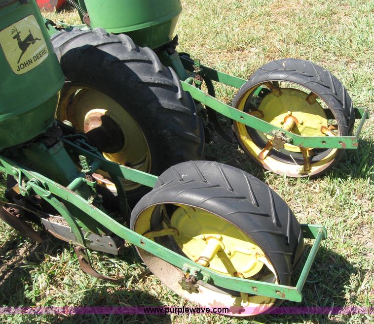 image for item 2657 John Deere 1280 eight row planter