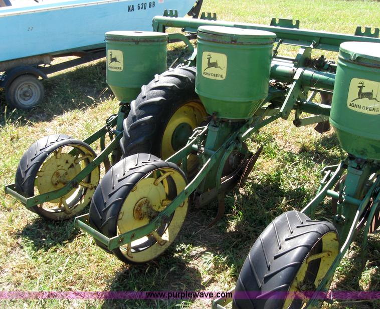 image for item 2657 John Deere 1280 eight row planter