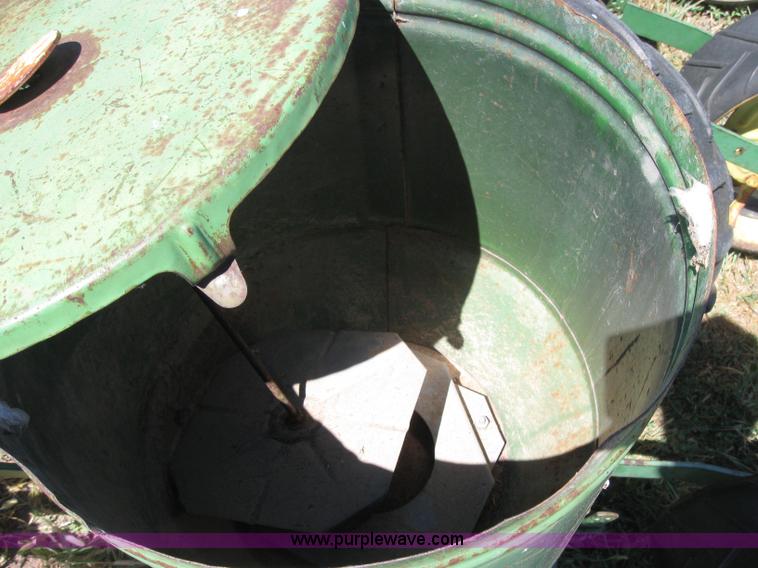 image for item 2657 John Deere 1280 eight row planter