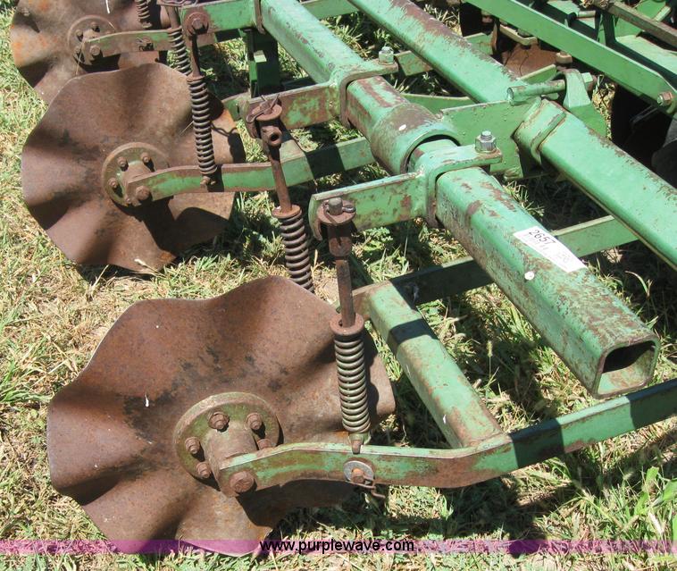 image for item 2657 John Deere 1280 eight row planter