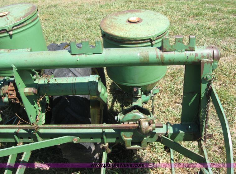 image for item 2657 John Deere 1280 eight row planter