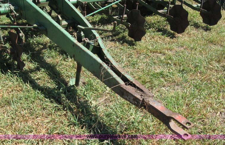 image for item 2657 John Deere 1280 eight row planter