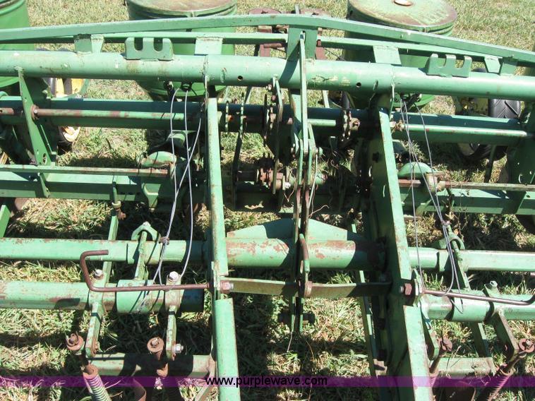 image for item 2657 John Deere 1280 eight row planter