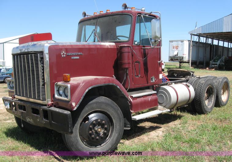 image for item 2663 1979 GMC General semi truck