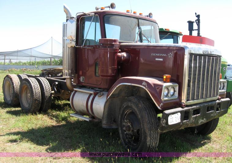 image for item 2663 1979 GMC General semi truck