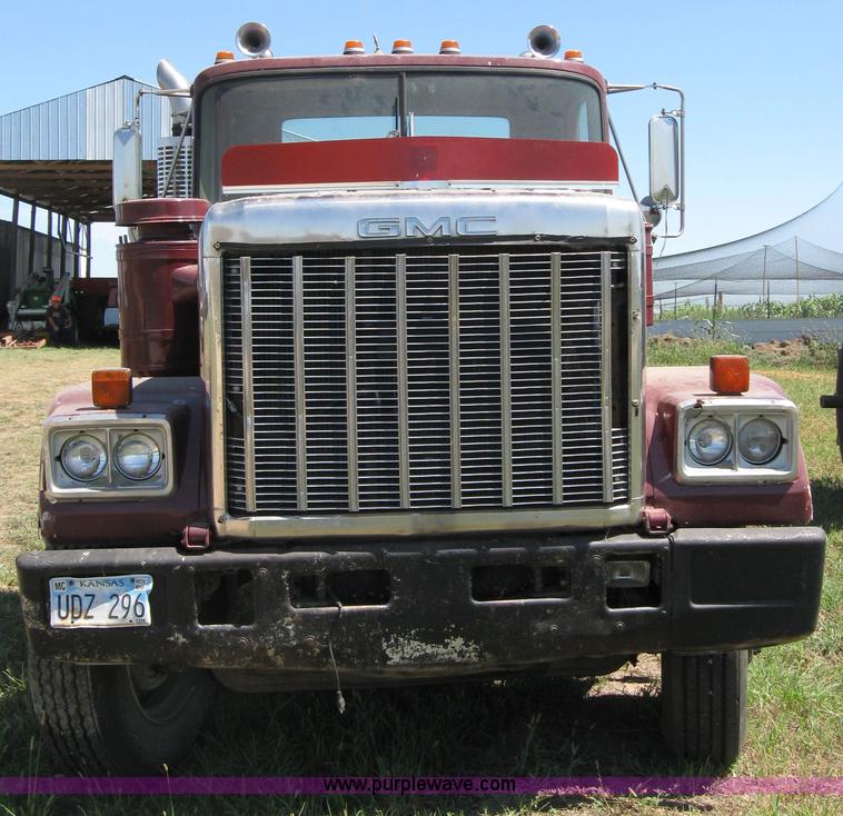 image for item 2663 1979 GMC General semi truck
