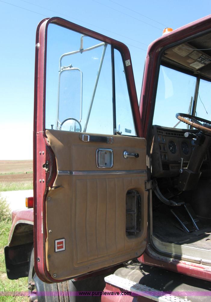 image for item 2663 1979 GMC General semi truck