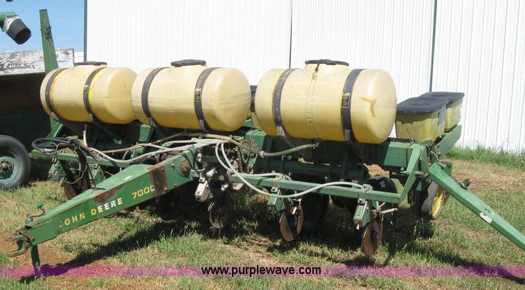 image for item 2664 John Deere 7000 planter