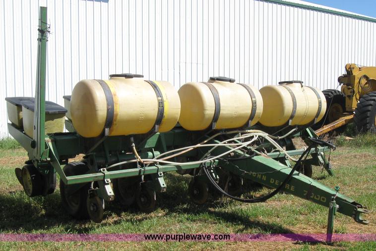 image for item 2664 John Deere 7000 planter