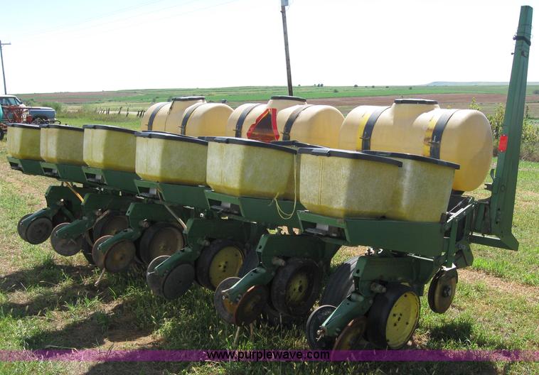 image for item 2664 John Deere 7000 planter