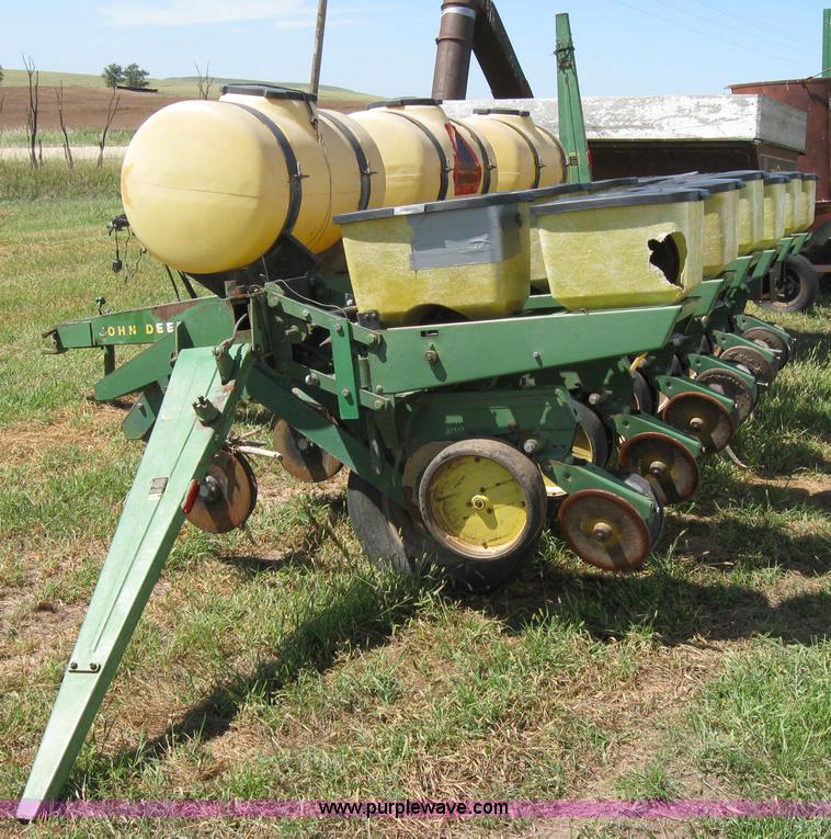 image for item 2664 John Deere 7000 planter