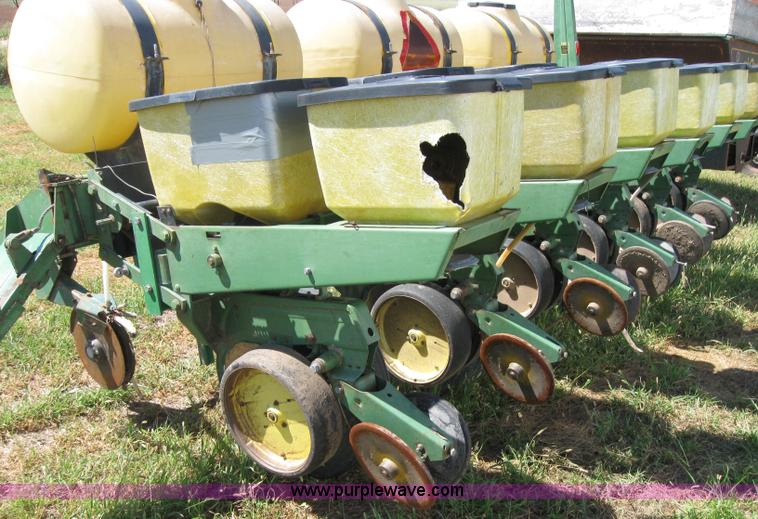 image for item 2664 John Deere 7000 planter