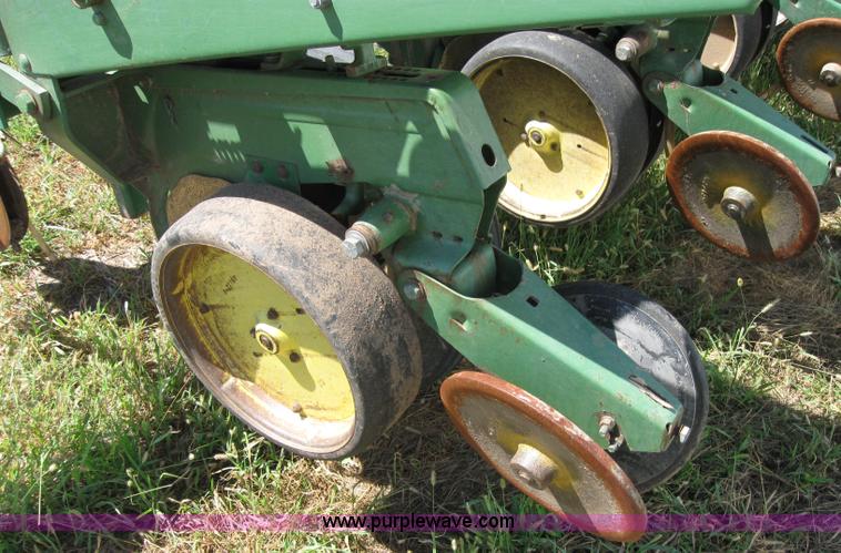 image for item 2664 John Deere 7000 planter