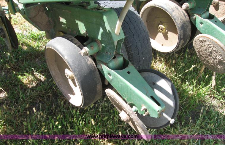 image for item 2664 John Deere 7000 planter