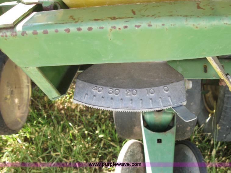 image for item 2664 John Deere 7000 planter