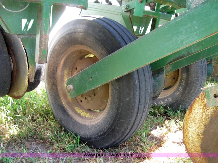 image for item 2664 John Deere 7000 planter