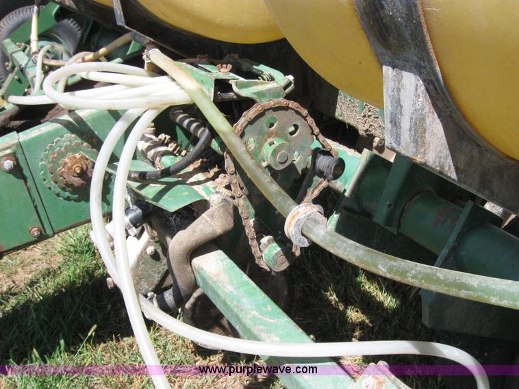 image for item 2664 John Deere 7000 planter