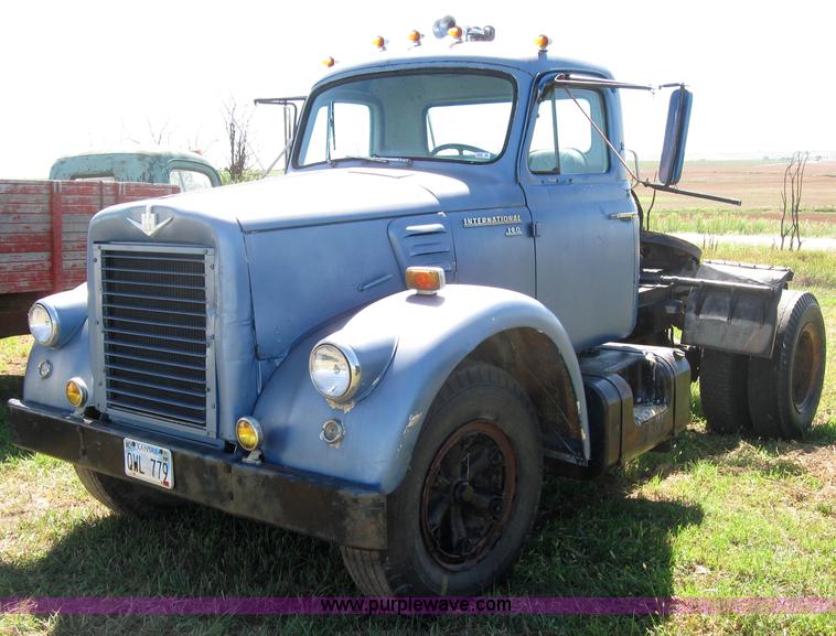 image for item 2668 1967 International 190 truck