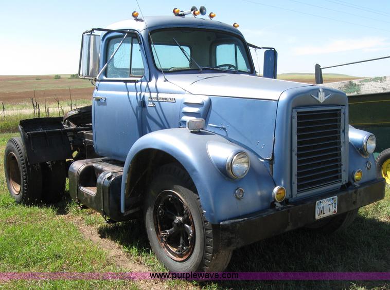 image for item 2668 1967 International 190 truck