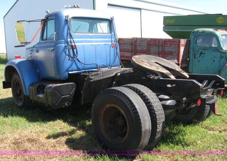 image for item 2668 1967 International 190 truck