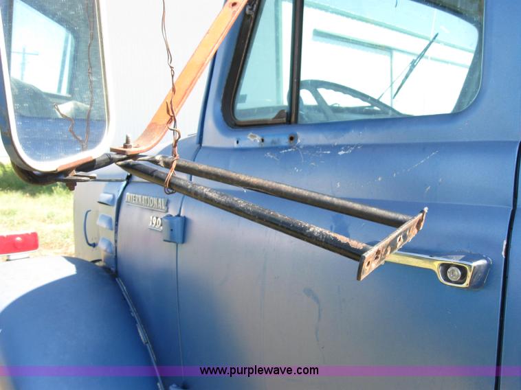 image for item 2668 1967 International 190 truck