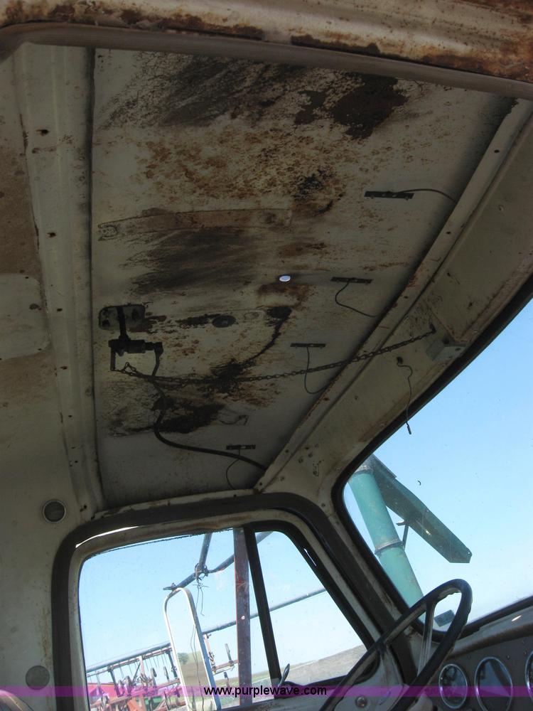 image for item 2668 1967 International 190 truck