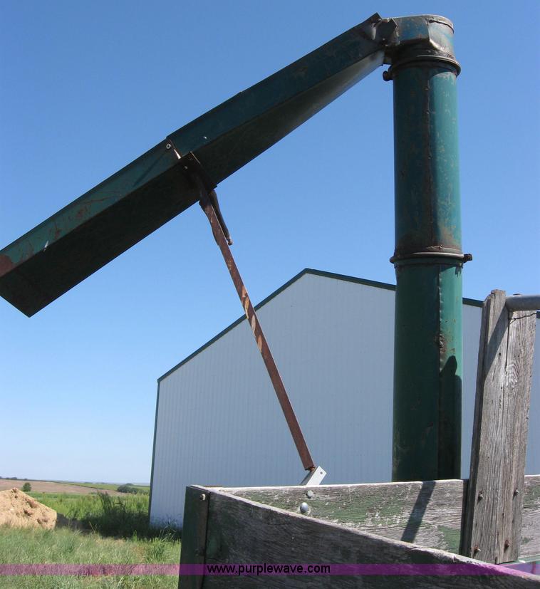 image for item 2669 Grain-o-vator grain cart