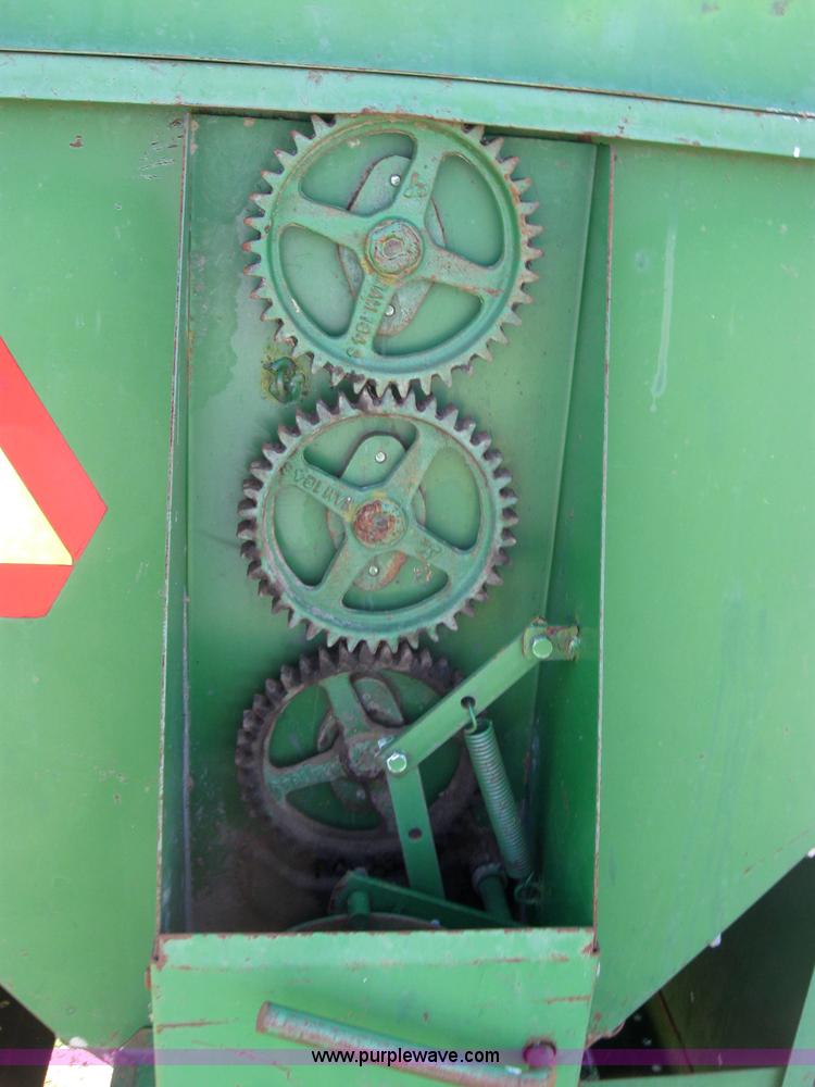 image for item 2675 John Deere 470 grain cart