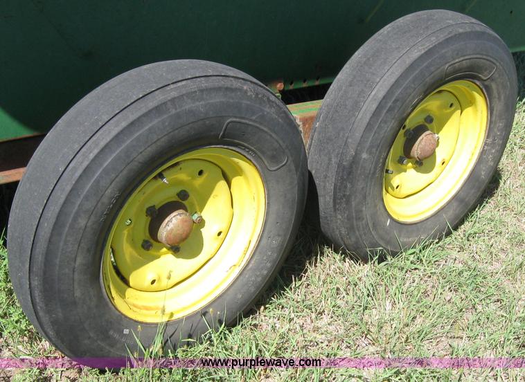 image for item 2675 John Deere 470 grain cart