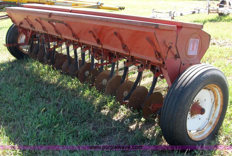 image for item 2685 International 10 grain drill