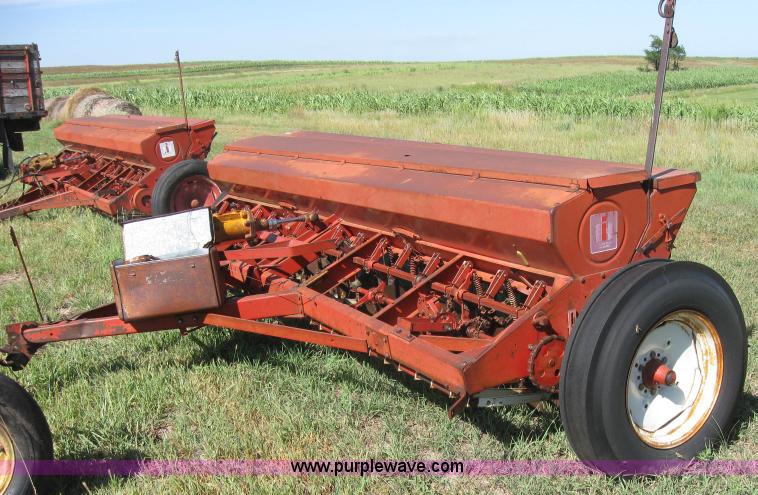 image for item 2685 International 10 grain drill