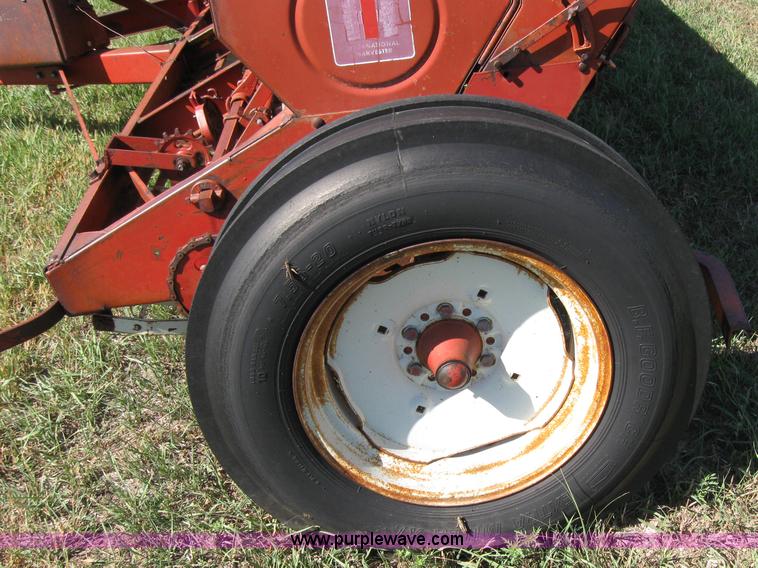 image for item 2685 International 10 grain drill