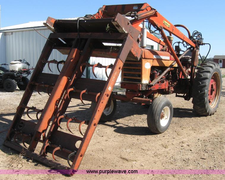 image for item 2692 Farmall 460 tractor with Farmhand F-11 loader and bale grapple