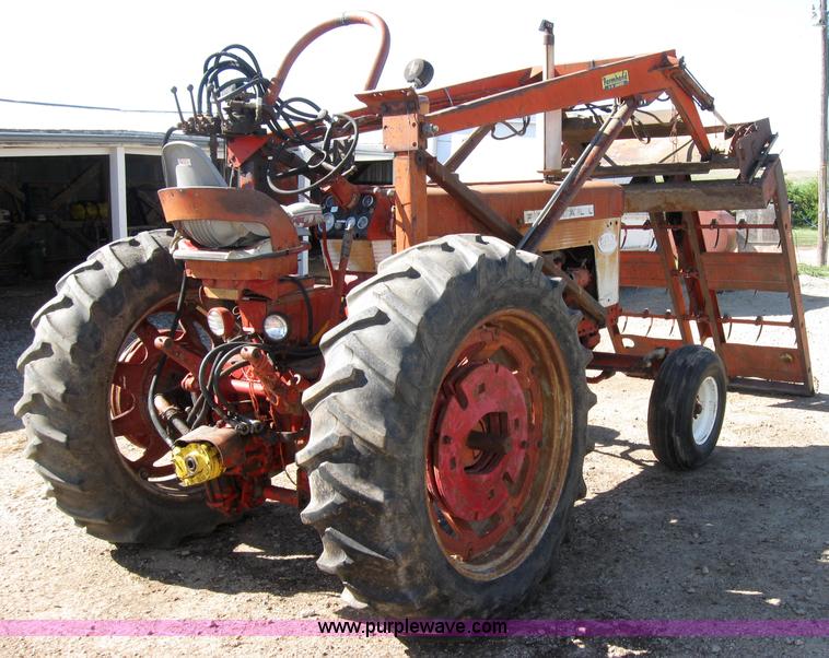 image for item 2692 Farmall 460 tractor with Farmhand F-11 loader and bale grapple