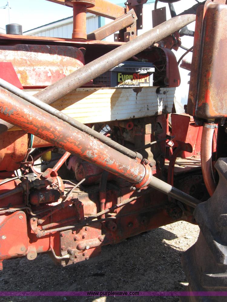 image for item 2692 Farmall 460 tractor with Farmhand F-11 loader and bale grapple