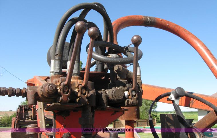 image for item 2692 Farmall 460 tractor with Farmhand F-11 loader and bale grapple