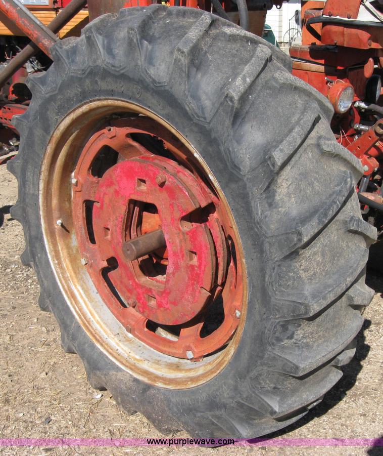 image for item 2692 Farmall 460 tractor with Farmhand F-11 loader and bale grapple