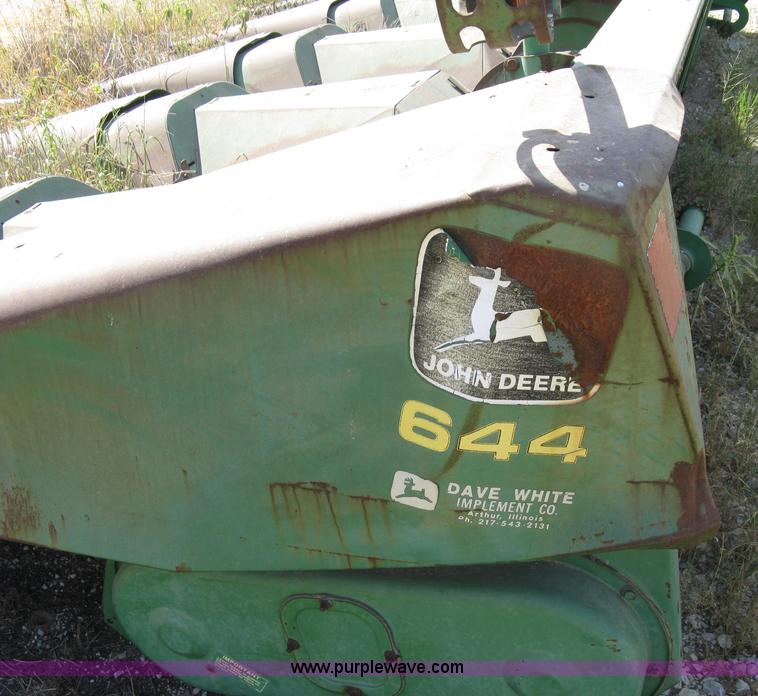 image for item 5052 John Deere 644 corn head