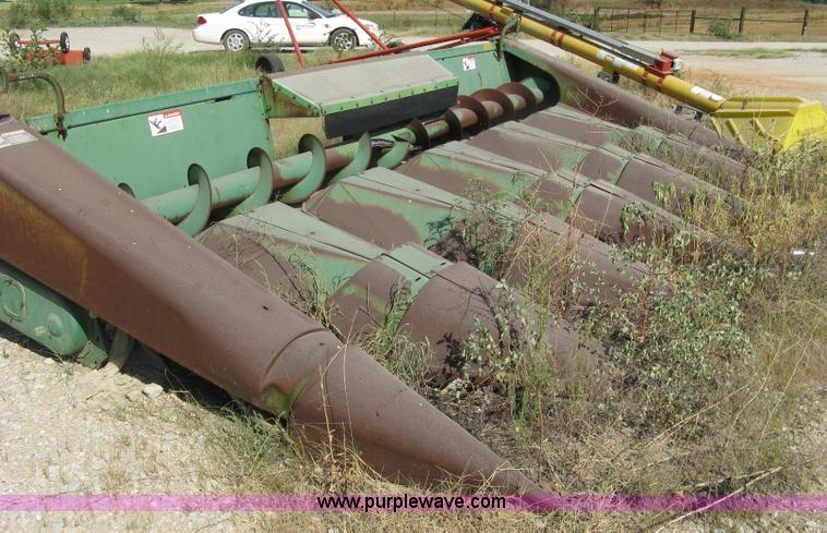 image for item 5052 John Deere 644 corn head