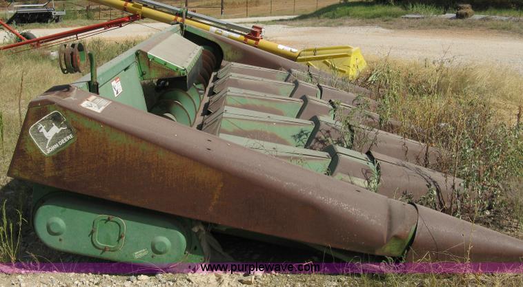 image for item 5052 John Deere 644 corn head