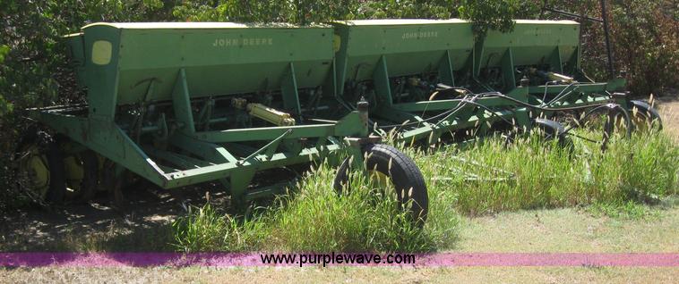 image for item 6176 John Deere LZ812 hoe drills
