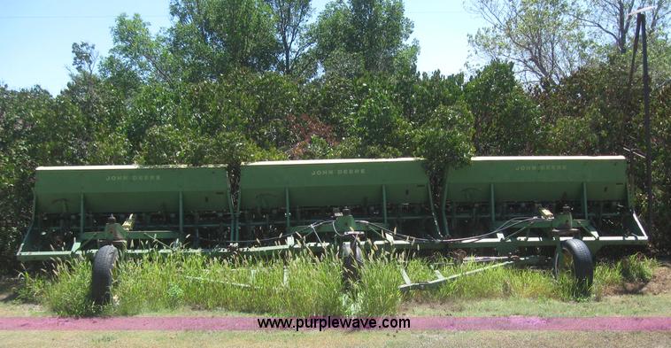 image for item 6176 John Deere LZ812 hoe drills