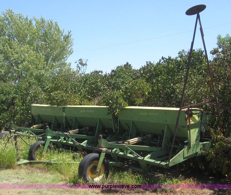 image for item 6176 John Deere LZ812 hoe drills