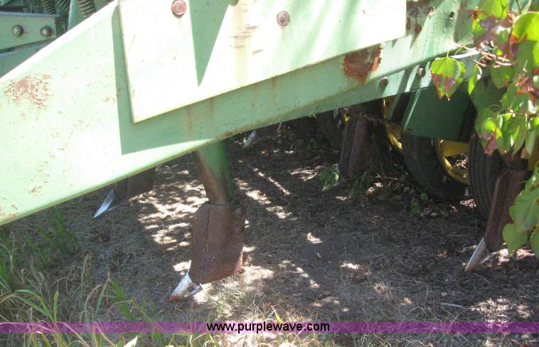 image for item 6176 John Deere LZ812 hoe drills